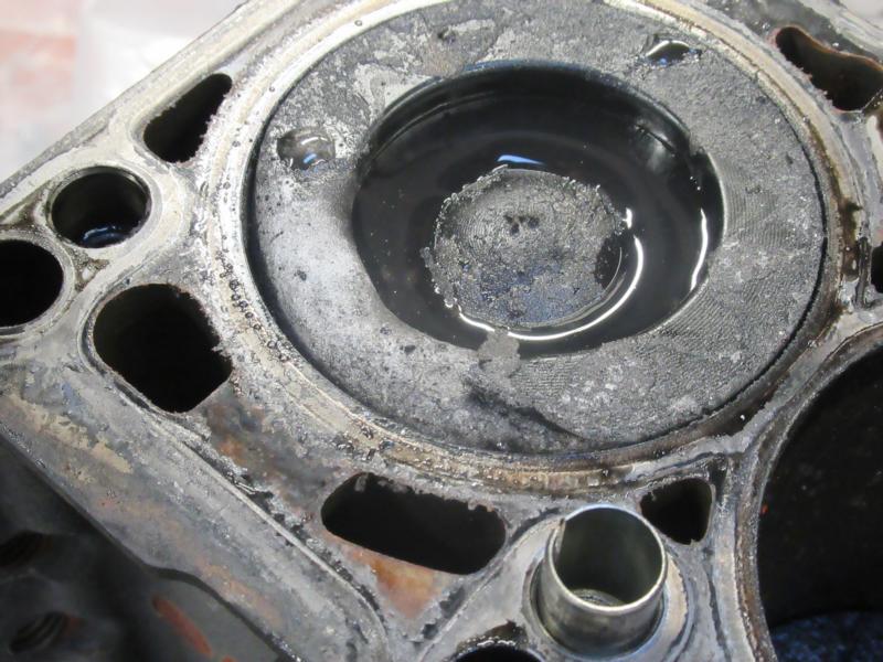 VW Bulli Öltod – Zylinderdeckel eines geschädigten CFCA-Motors